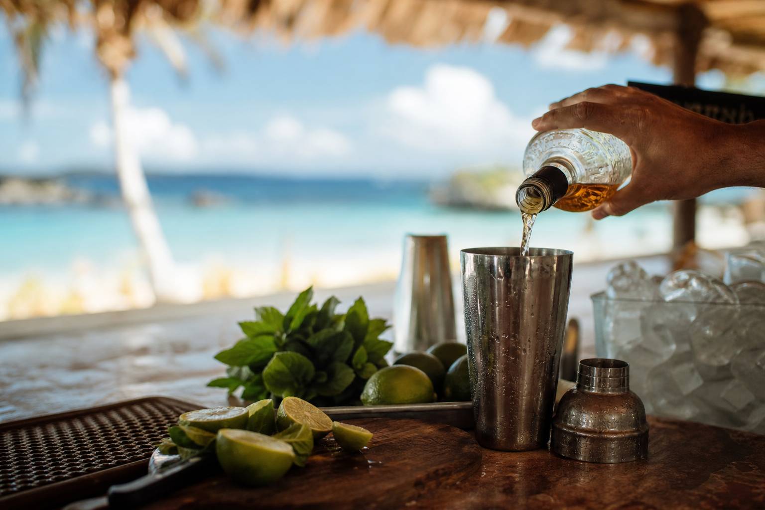 Barman versant du rhum ambré dans un shaker pour préparer un Daiquiri caribéen authentique