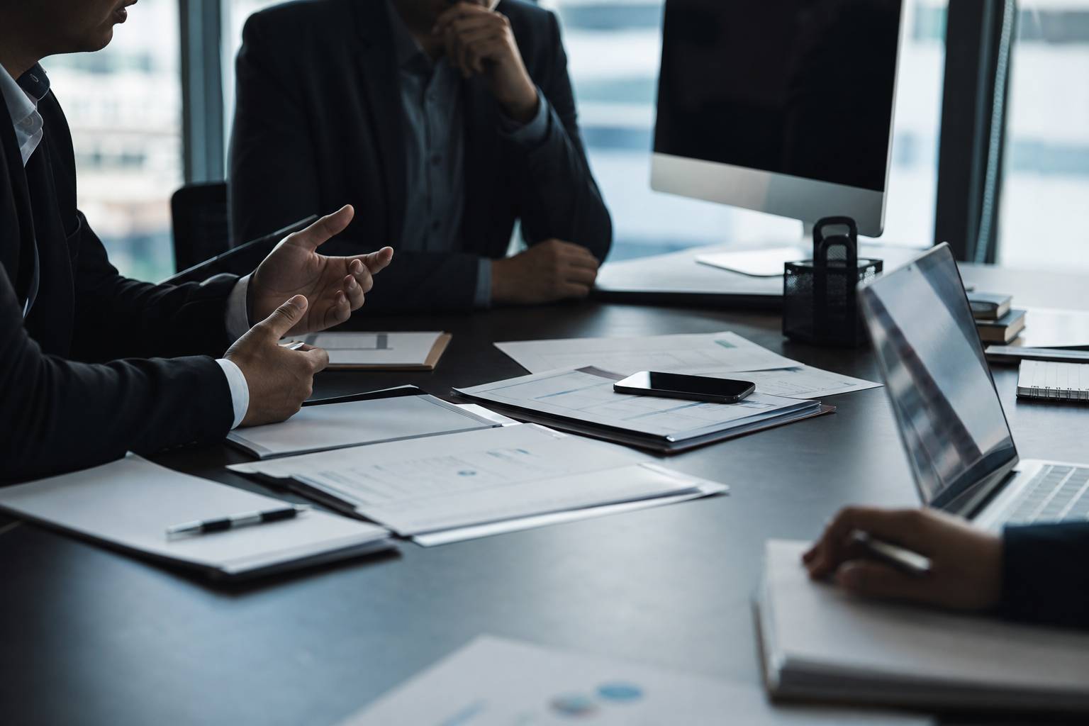 Espace de travail professionnel avec documents illustrant les techniques de vente agressive