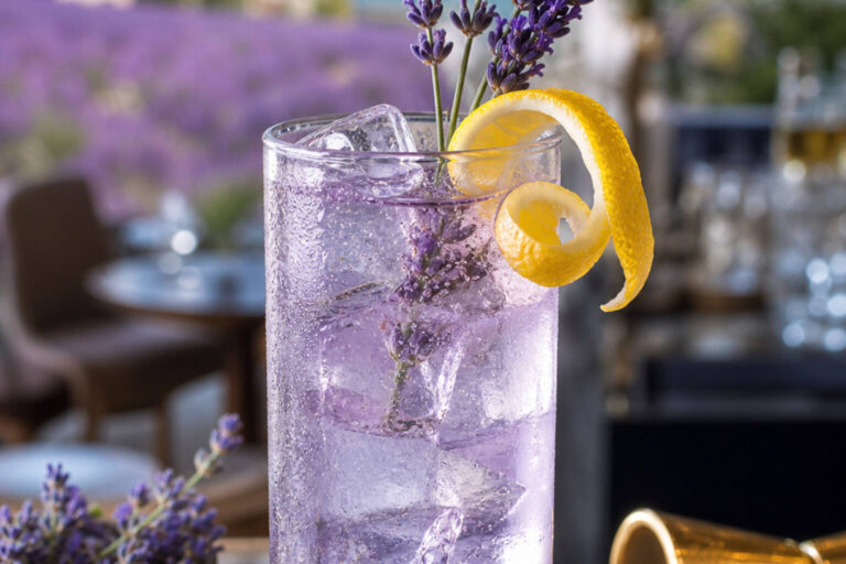 Cocktail au Gin et à la Lavande : Une Explosion Florale et Raffinée