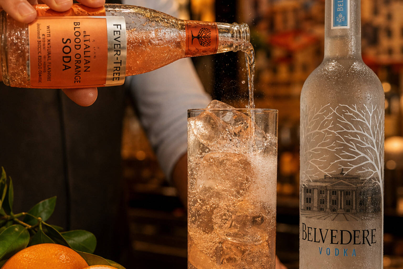 Verser Fever-Tree Italian Blood Orange Soda dans un verre highball sur glace